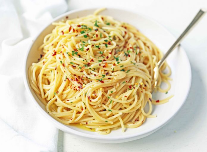 Spaghetti con aglio e olio
