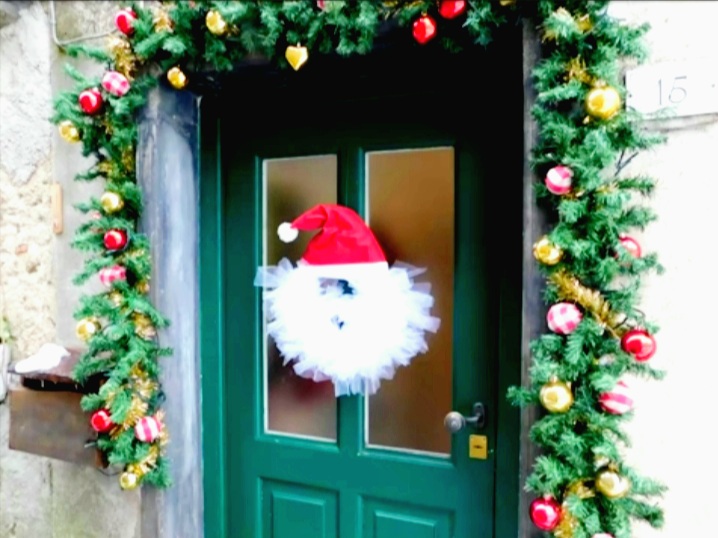 La porta d'ingresso: ecco le decorazioni natalizie per dare il