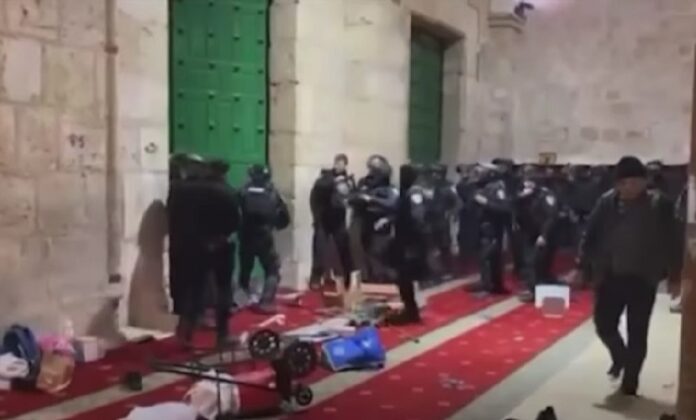 Gerusalemme: nuova irruzione della polizia israeliana nella moschea di Al-Aqsa