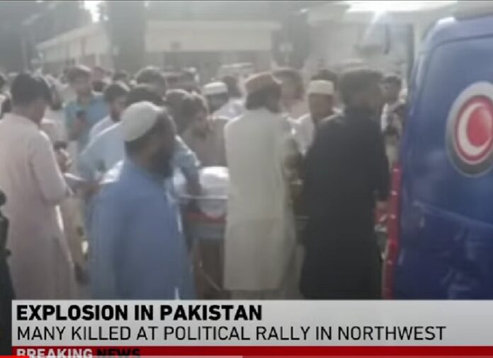Pakistan: bomba ad un raduno politico, almeno 39 morti