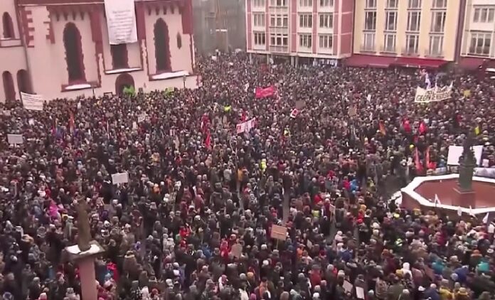 Germania: oltre 200.000 persone manifestano contro l’estrema destra