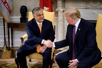 Orban minaccia di interferire con gli aiuti all’Ucraina per sostenere Trump